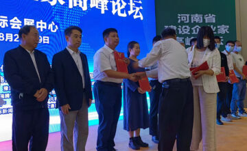 河南省建筑業(yè)協(xié)會建筑修繕分會會長劉廣東在《河南省建設(shè)企業(yè)家高峰論壇》上做建筑修繕領(lǐng)域在后建筑時(shí)代的重要性報(bào)告